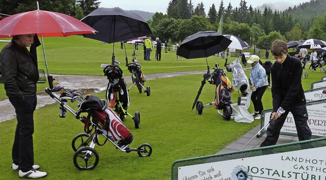 Abschlag im Regen: Nur gut, dass Golfe...m, whrend Sohn Bosse sich einschlgt.  | Foto: simoneit