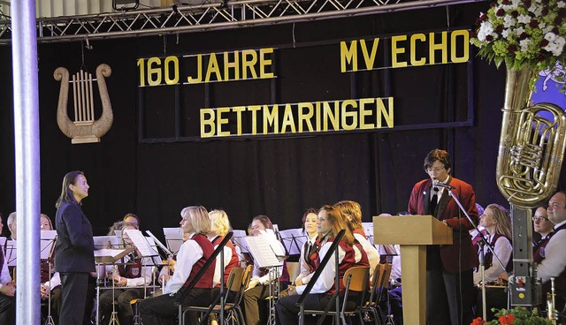 Die Vorsitzende Gudrun Heer (rechts) u... Festhalle auf sich selbst anzustoen.  | Foto: Dietmar Noeske