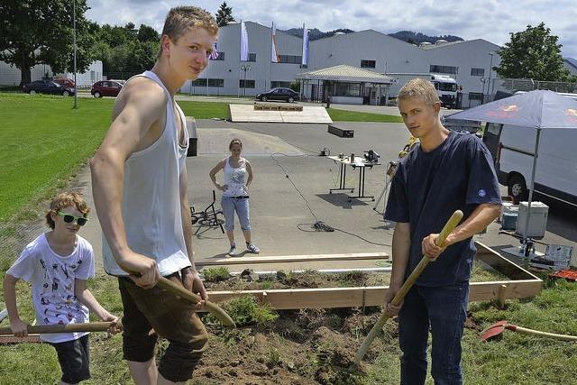 Jugendliche bauen sich ihre Quarterpipe selbst