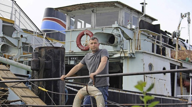 Thomas Karcher neben dem maroden 100-j...sbild an seiner Werft angedockt hat.    | Foto: Michael Saurer