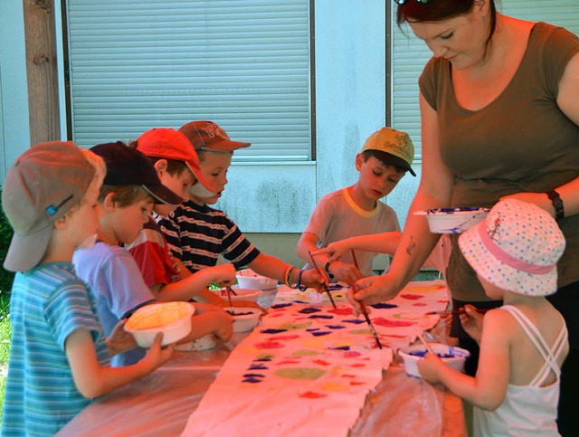 Die Kinder malten eifrig  Himmelsbahnen.   | Foto: Gizem Celik