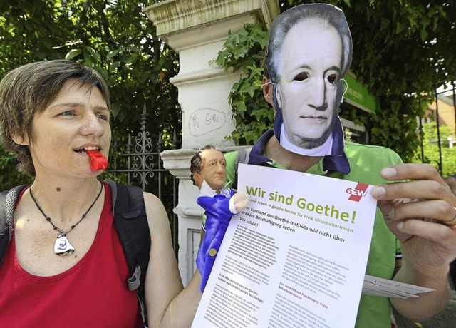 Protest der freien Sprachlehrer mit Tr...fe, Goethe-Puppe und und Goethe-Maske   | Foto: Ingo Schneider