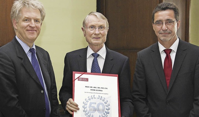 Auszeichnung fr Peter Osypka (Mitte):...ndreas Waag bergeben ihm die Urkunde.  | Foto: privat