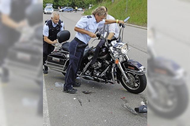 Motorradfahrer fhrt auf Auto