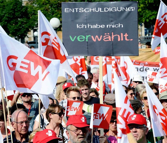 Lehrer demonstrieren in Stuttgart   ge...litik der grn-roten Landesregierung.   | Foto: dpa