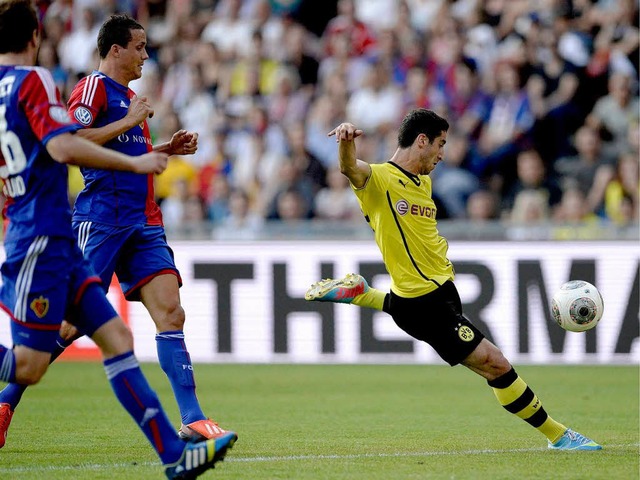 Vorbildliche Schusshaltung: Henrich Mc... der Geschichte von Borussia Dortmund.  | Foto: dpa