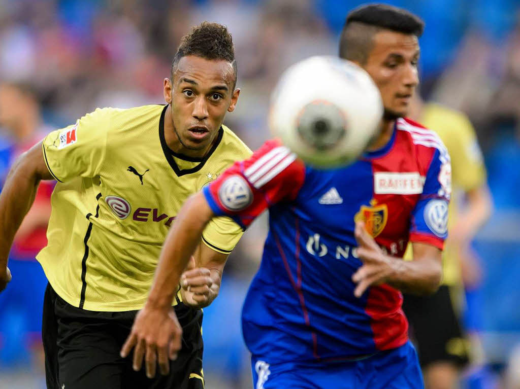 Dortmunds neuer Strmer  Pierre-Emerick Aubameyang (links): Den Ball im Blick