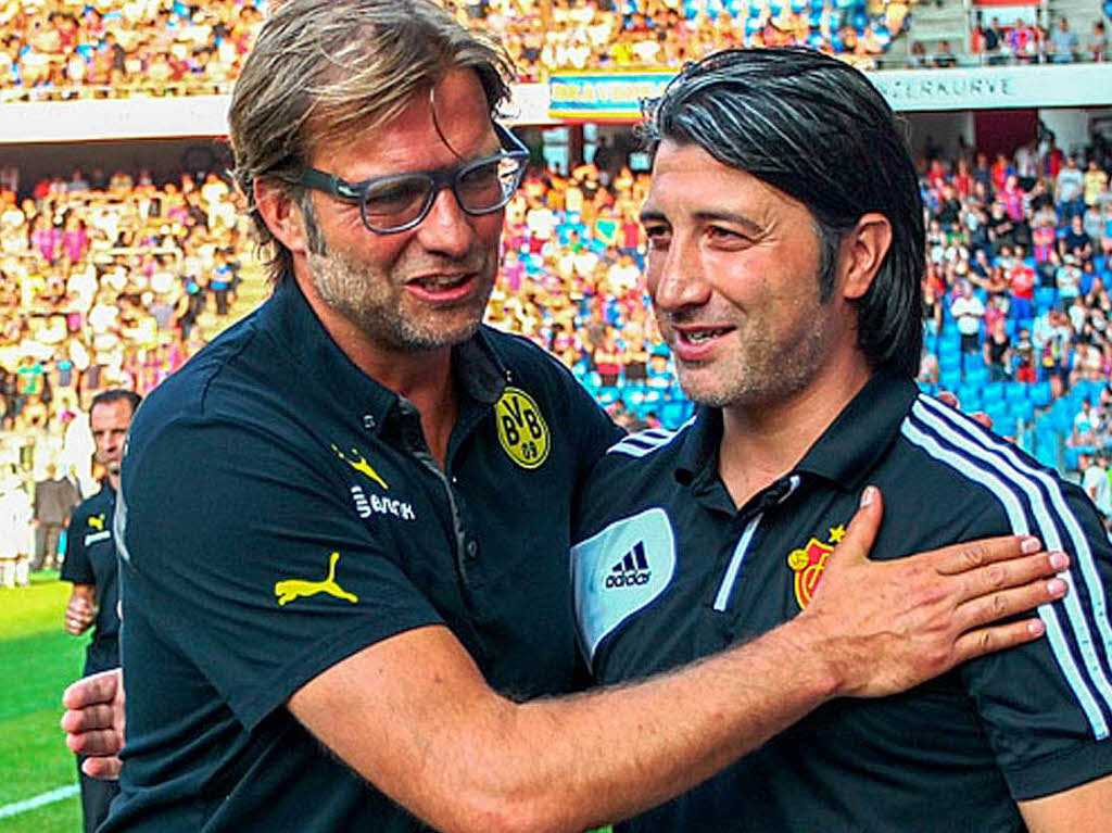 Dortmunds Trainer Jrgen Klopp (links) mit seinem Basler Kollegen Murat Yakin