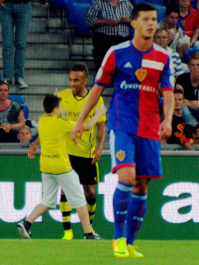 Star trifft Publikum:  Pierre-Emerick Aubameyang und ein Dortmund-Fan (im Hintergrund).