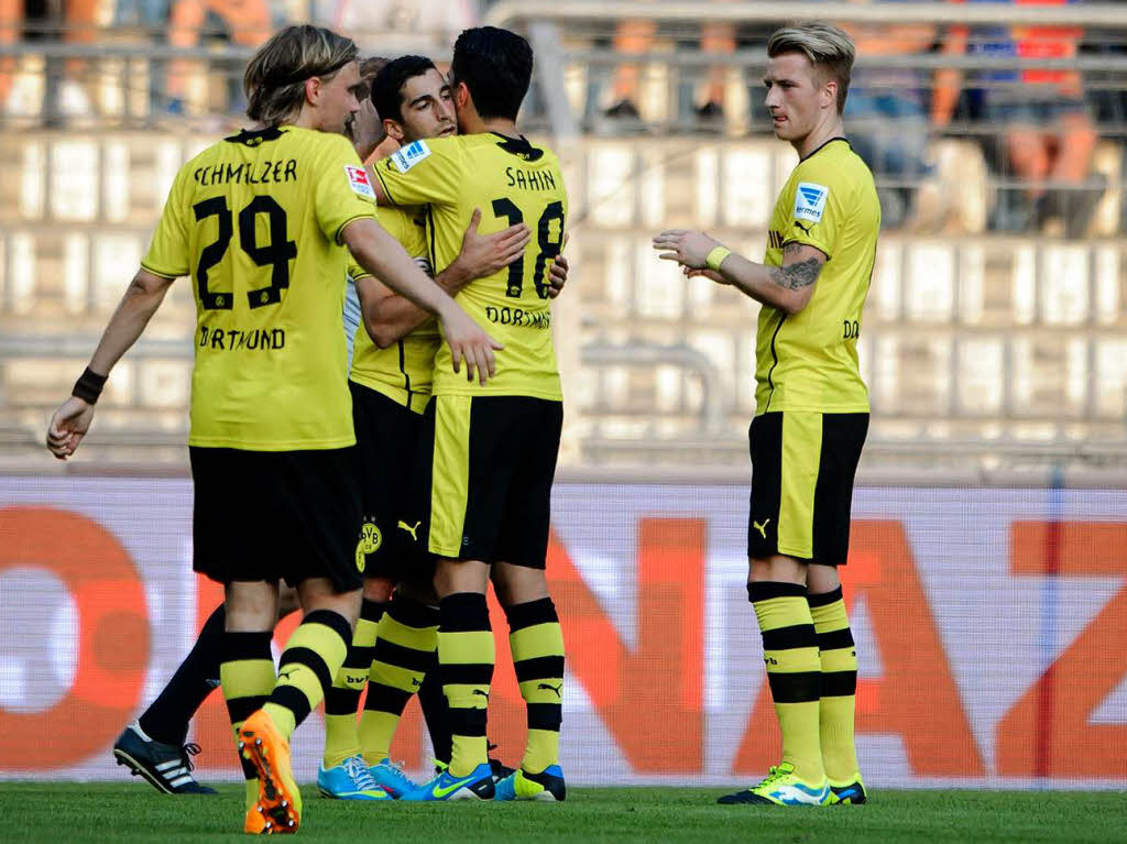 Mitspieler beglckwnschen  Henrikh Mkhitaryan (Zweiter von links) nach seinem ersten Tor in einem Spiel fr Dortmund.