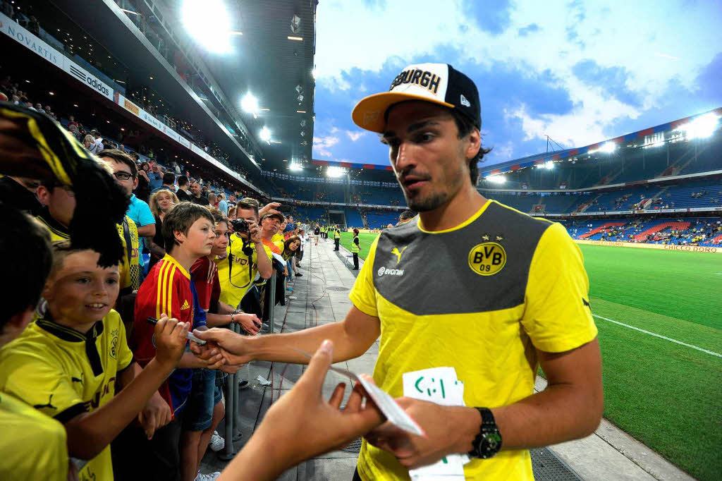 Dortmunds Mats Hummels schreibt Autogramme