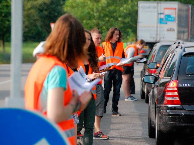 Schler befragen die Autofahrer.  | Foto: Hannes Lauber