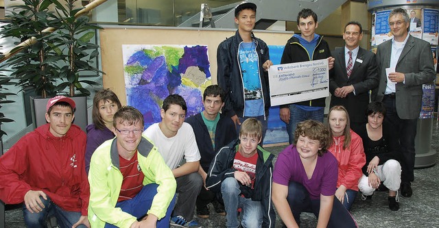 Die jungen Knstler der Eduard-Sprange...) im Rahmen der Ausstellungserffnung.  | Foto: Volksbank