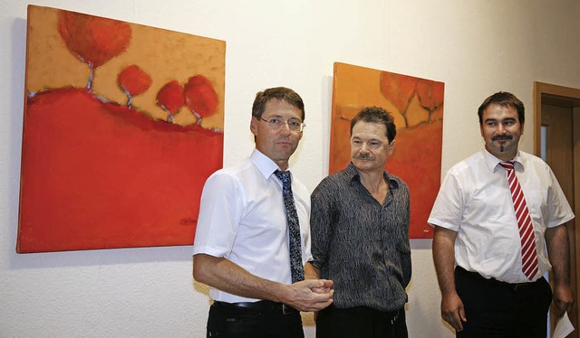 Gilles Michon stellt im Ettenheimer Ra...z (links) erffneten die Ausstellung.   | Foto: sandra decoux-kone