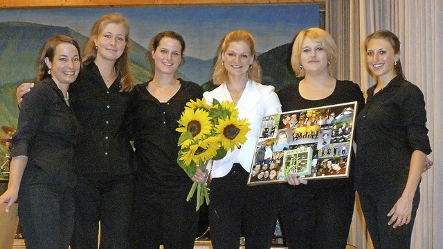 Das Jugendensemble der Akkordeongruppe...rin Silke D&#8217;Inka (mit Blumen).    | Foto: Eberhard Gross
