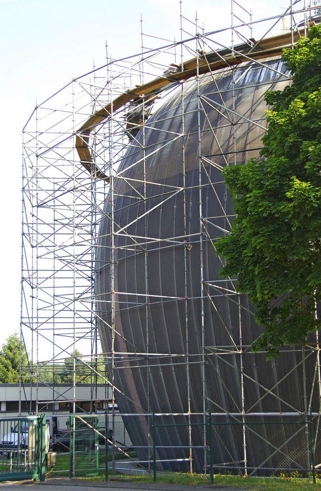 Ein Gewirr an Stangen und Streben umgibt den riesigen Faulturm.   | Foto: Frey