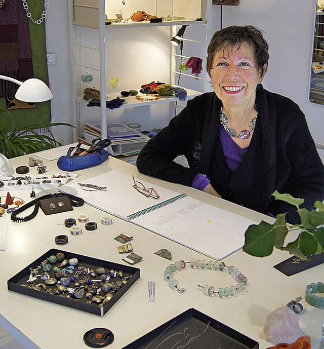 Eigentlich ist Schmuck das Metier von ...chppert, hier in ihrem Ladenatelier.   | Foto: Archiv: Bruhier