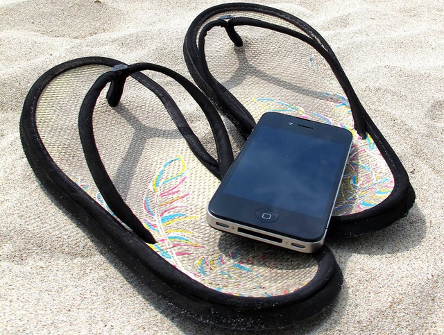 Besser in den Beutel: Am Strand ist das Handy schutzbedrftig  | Foto: dpa