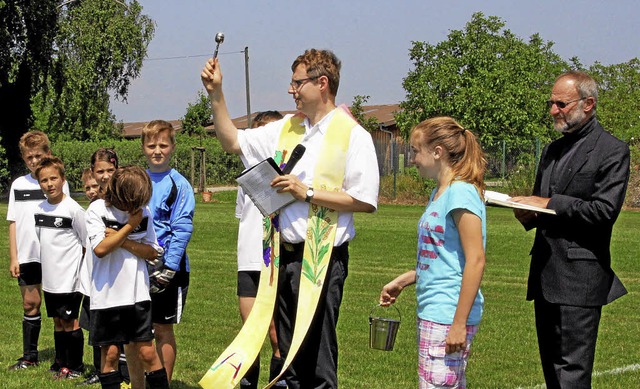 Die  beiden Vogtsburger  Pfarrer Claus...rten Fuballplatz in Oberrotweil ein.   | Foto: herbert trogus