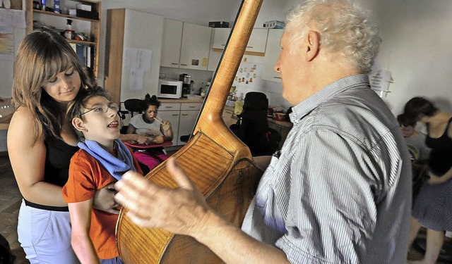 Levin Ruf mit Betreuerin Carolin Laubi...s und beim Bassisten Wolfgang Fernow.   | Foto: Bamberger