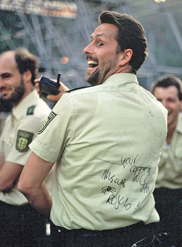 Polizist mit Campino-Autogramm  | Foto: Uwe Mauch