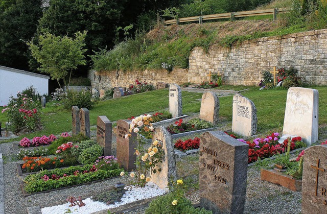 Eine Erhhung der hinteren Friedhofsma...Sicherheit auf dem Gottesacker sorgen.  | Foto: Reinhard Cremer