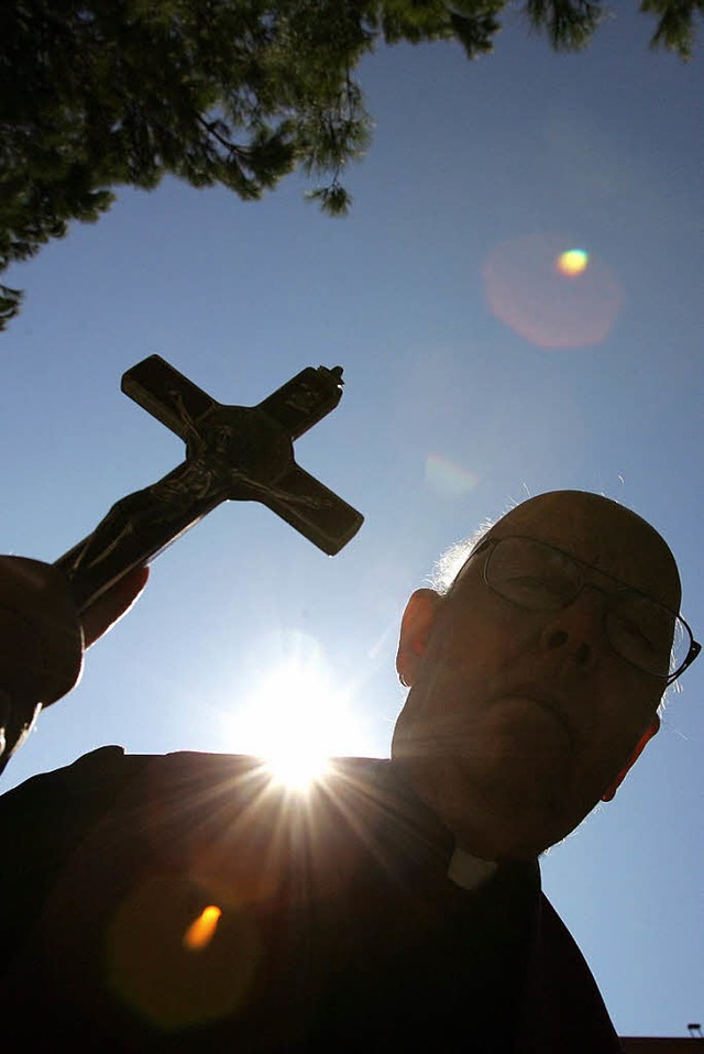 Die Kirche steht in Polen voll hinter den Exorzisten.   | Foto: dpa