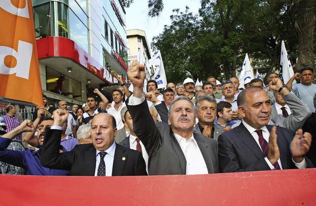 Mitglieder der Ingenieurs- und Architektenkammer demonstrieren in Ankara.  | Foto: AFP