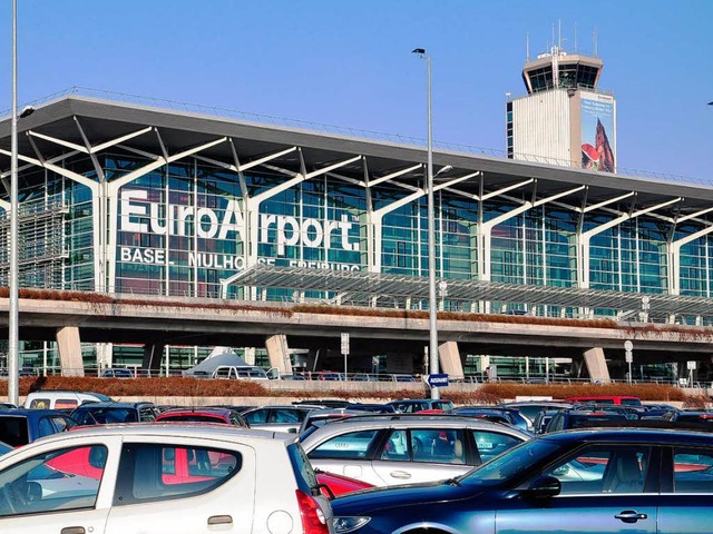 Am Euro-Airport drohen Versptungen, das Sicherheitspersonal streikt.  | Foto: Annette Mahro