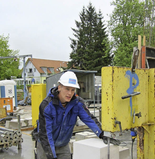 Ein junger Mann vom Bau: Benjamin Webe...um Maurer beim Bauunternehmen  Disch.   | Foto: Tobias winterhalter