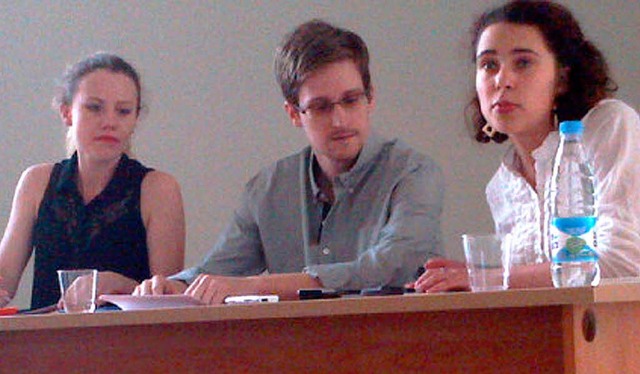 Edward Snowden bei einem Treffen mit Vertretern von Menschrechtsorganisationen  | Foto: AFP