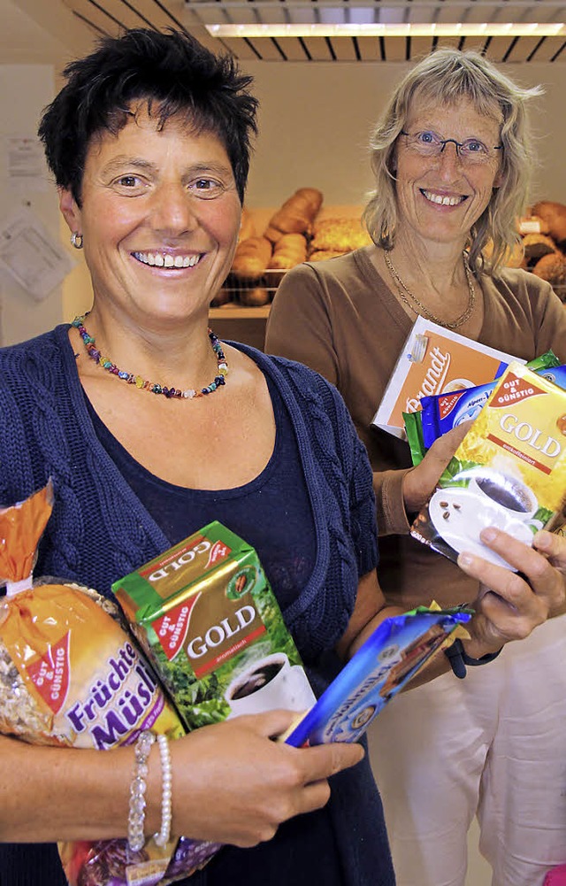 Martina Fehrenbach und Bernadette Schlosser mit den  Gaben fr den Tafelladen.    | Foto: Eva Korinth