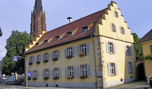 Das Rathaus mit den Staffelgiebeln ist...ie Eichstetter am Sonntag neu whlen.   | Foto: gustav rinklin