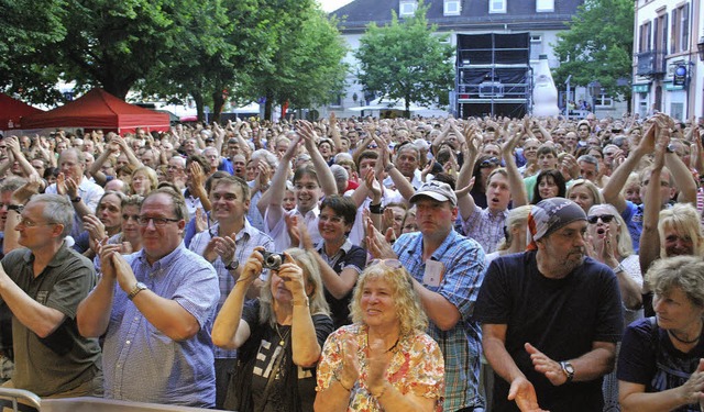 Begeisterung pur auf dem  Marktplatz: ...nzert von Roger Hodgson aufs Publikum.  | Foto: Thomas Loisl-Mink