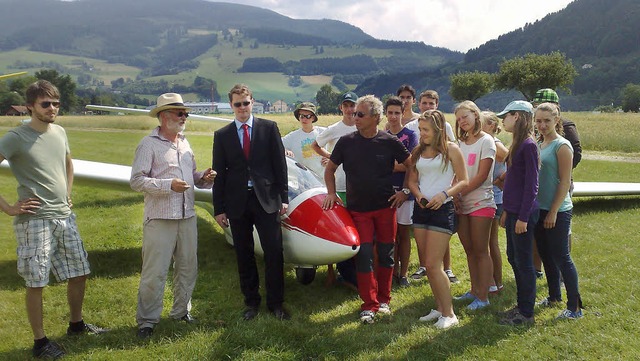 Die Franzosen aus Colmar mit dem Brge... links)  vor einem der Segelflugzeuge.  | Foto: Guillaume Gorge