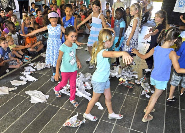 Am Ende des Theaterstcks schwebten di...wortungsbewussten Umgang mit Papier.    | Foto: Michael Bamberger