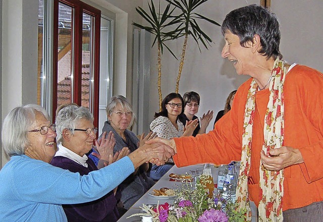 Seit 20 Jahren ist Hedy Messerschmidt ...g dankte ihr mit einem Blumenstrau.    | Foto: Hans-dieter Folles