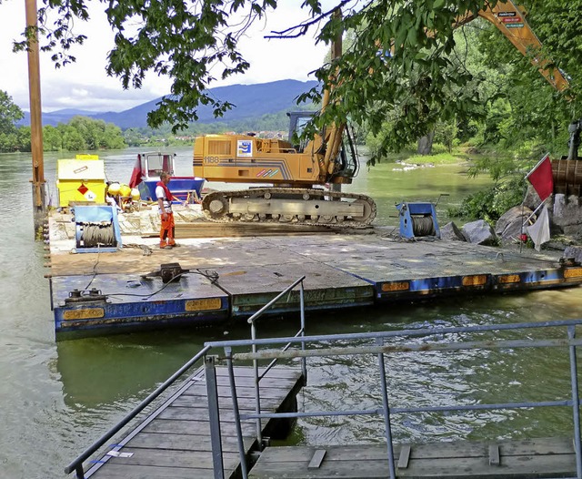 Der neue  Rheinseitenarm bei Wallbach ...Baustelle. Es  floss zu wenig Wasser.   | Foto: Bernhard Altmann