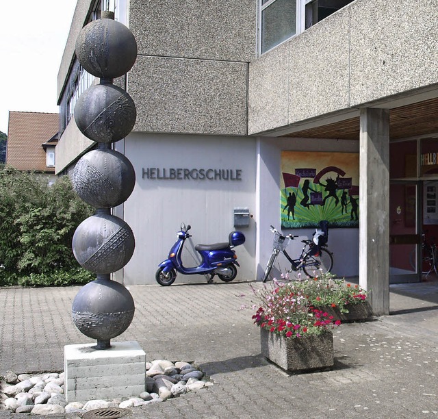 Die Hellbergschule hat  im Ortsteil Brombach ihren festen Platz.  | Foto: Paul Schleer