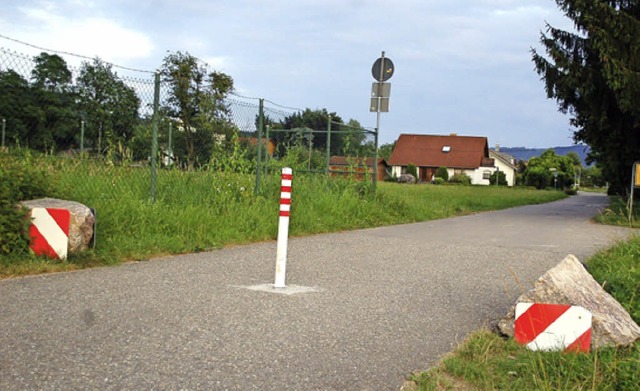 Da kommt kein Auto mehr durch. Der Poller bleibt, ein Stein kommt wieder weg.   | Foto: Siebold