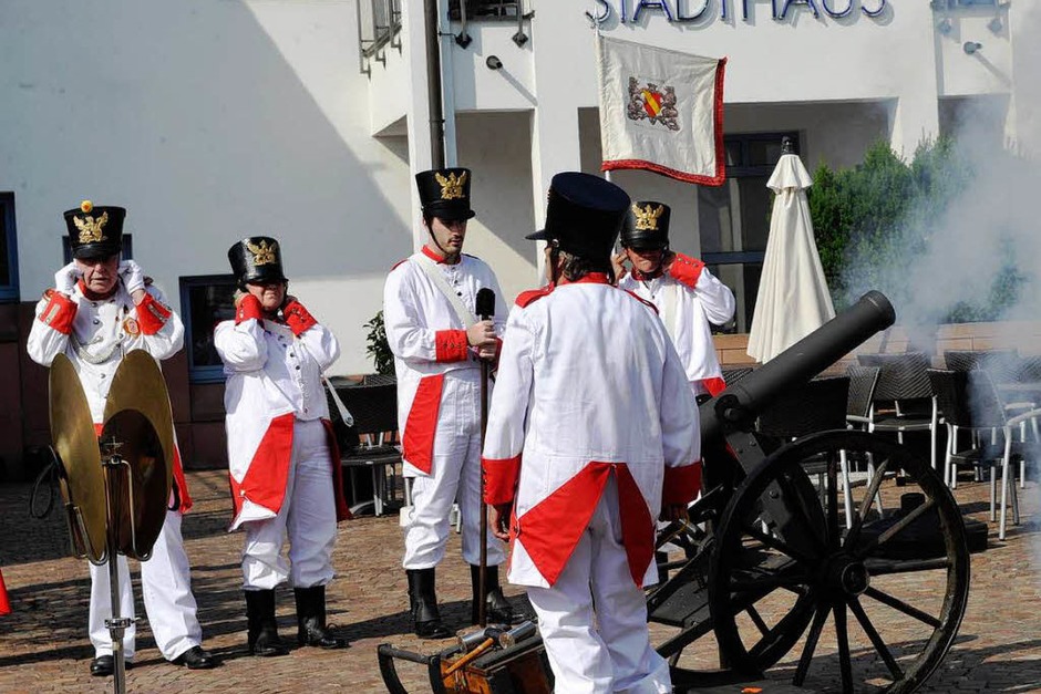 Der Schützenverein eröffnete das Fest mit Salutschüssen... (Foto: Volker Münch) Der Schützenverein eröffnete das Fest mit Salutschüssen... (Foto: Volker Münch)
