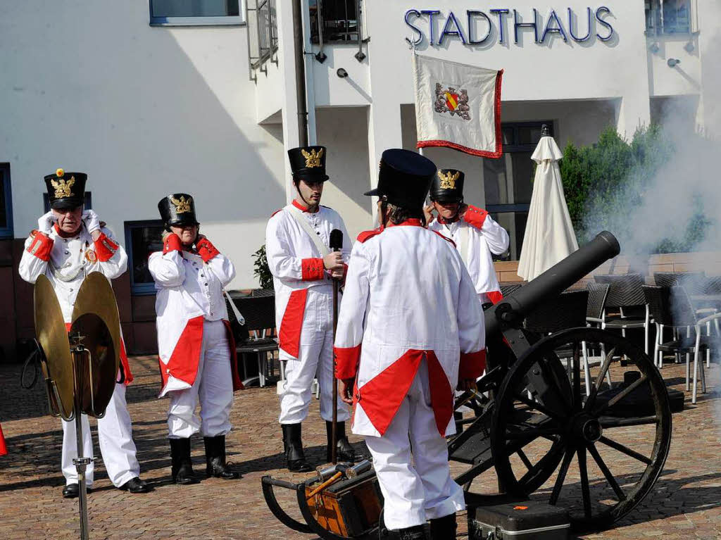 Der Schützenverein eröffnete das Fest mit Salutschüssen... Der Schützenverein eröffnete das Fest mit Salutschüssen...