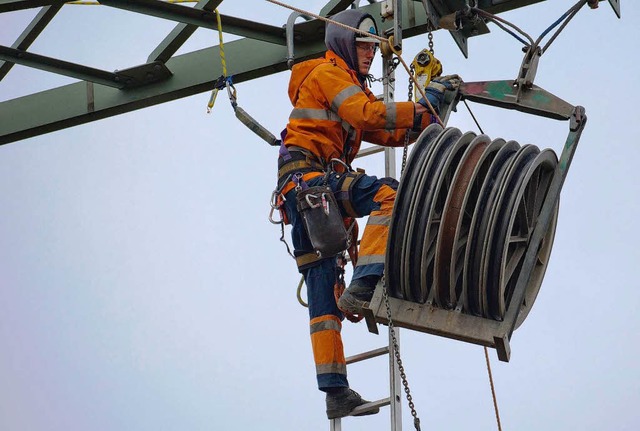 Arbeiten an einem Strommasten.  | Foto: dpa Deutsche Presse-Agentur