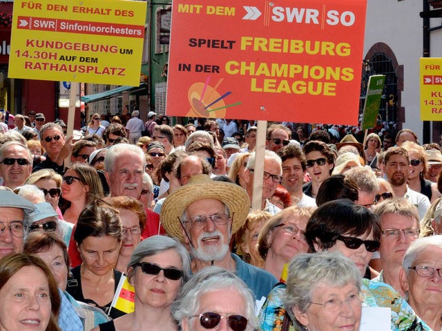 Rund 2500  Menschen protestieren vor d...onierung der beiden Sinfonieorchester.  | Foto: dpa