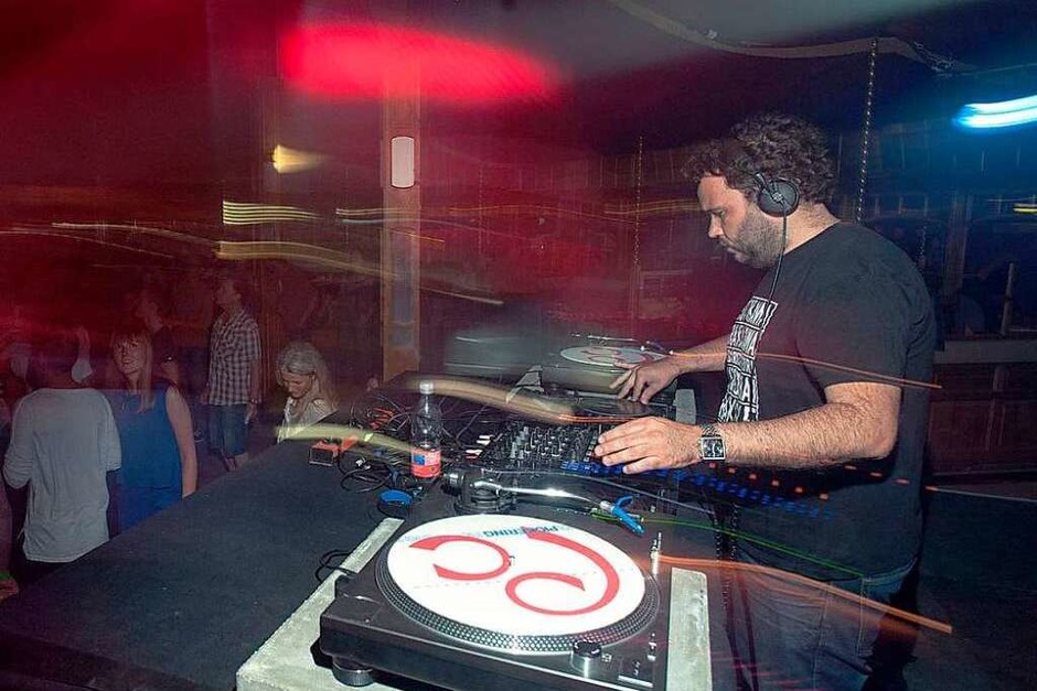 Der Berliner DJ Ian Pooley beim Root Down Special im Spiegelzelt (Foto: Forsbach Florian) Der Berliner DJ Ian Pooley beim Root Down Special im Spiegelzelt (Foto: Forsbach Florian)