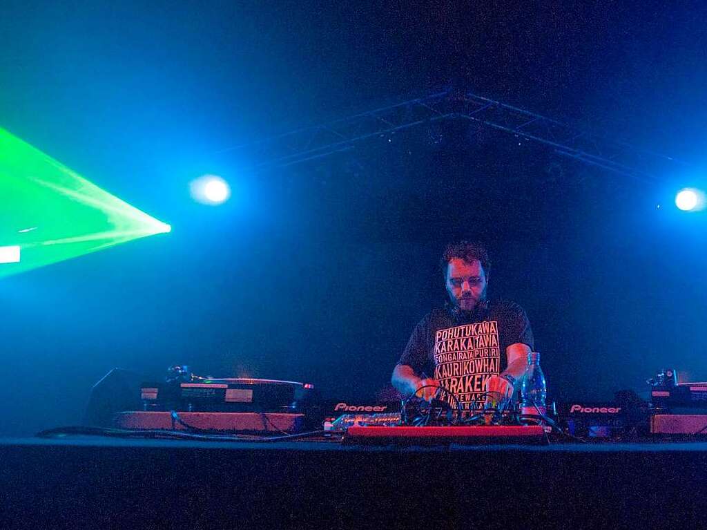 Der Berliner DJ Ian Pooley beim Root Down Special im Spiegelzelt
