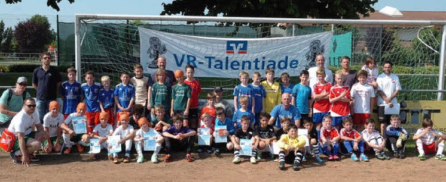 Urkunden gab es am Ende der VR-Talenti...r die teilnehmenden Jugendfuballer.   | Foto: Jrgen Schweizer