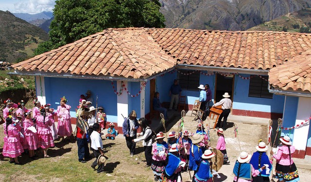 Peru-Projekt Ayuda Andina: Feier mit Tnzen zur Einweihung der Krankenstation.   | Foto: Fotos: Michael Hug