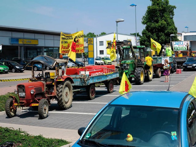 Ein Protestzug ist am Sonntag auf der B 3 nach Heitersheim gezuckelt.  | Foto: Dorothee Philipp
