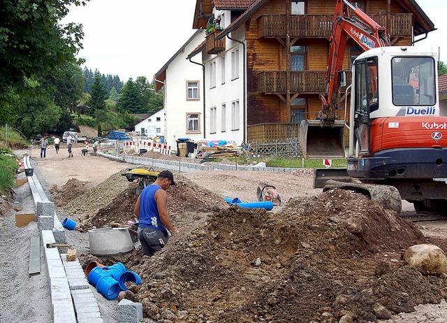 RANDSTEINE sind schon auf den ersten M...ernehmen sind auf der Baustelle ttig.  | Foto: Horst A. Bss